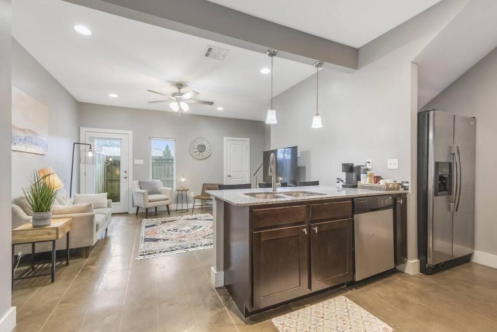 Cozy 2 Bed Townhome Near The Hospital Lafayette Exteriör bild